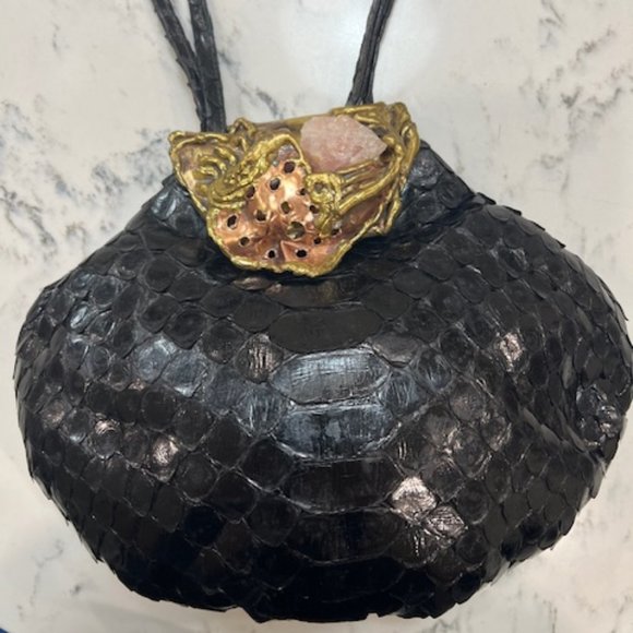 Leather 'snakeskin' purse with unique clasp - Picture 3 of 6